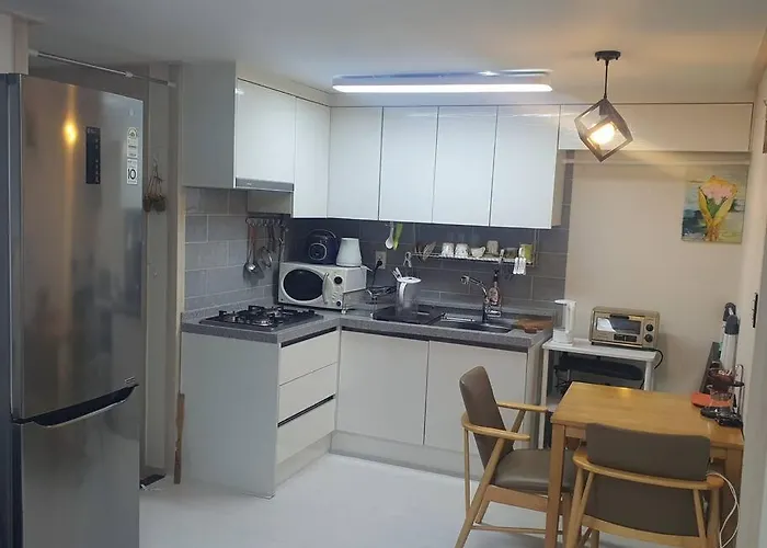 Convenient Location 3-Person Room With Living Room And 2 Bedrooms, 600 Meters From Bogukmun Station, 5 Stops To Snu Bundang Hospital, Close To Korea University